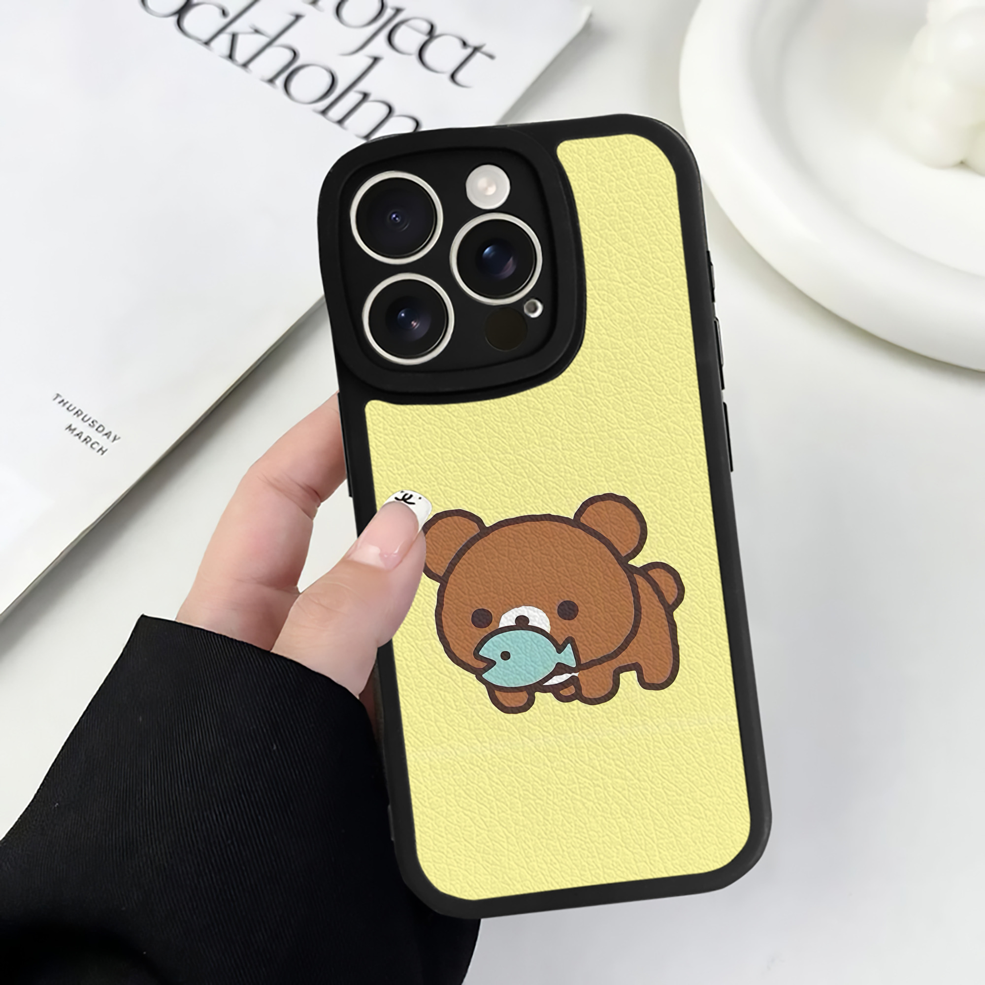（画像用） リラックマ リラックマ キイロイトリ Rilakkuma Korilakkuma Kiiroitori 【iPhone 16シリーズ対応】シリコンスマホケース（レザー調） 材質：シリコン